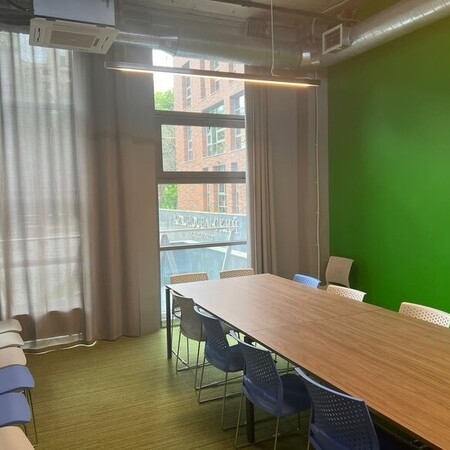 офис с зеленой стеной