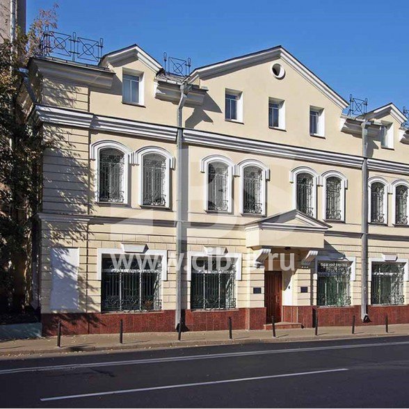 Административное здание Покровка 43 на площади Цезаря Куникова