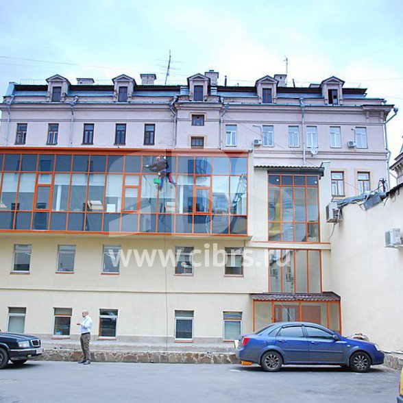 Административное здание Кисловский Б. 4с3 вид с парковки